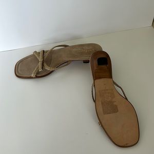 NEW Eric Javits 1-3/4” Stacked Wood Kitten Heel Size 7M Sandal.